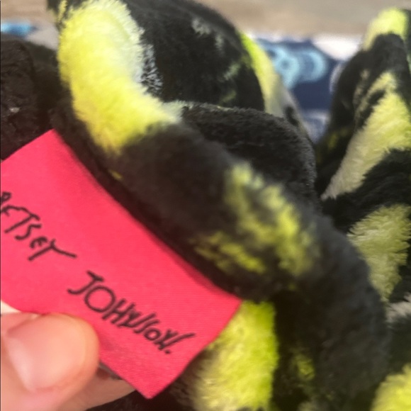 Betsey Johnson Blue & White Skull Fleece Blanket & black & neon skull throws - Picture 4 of 4